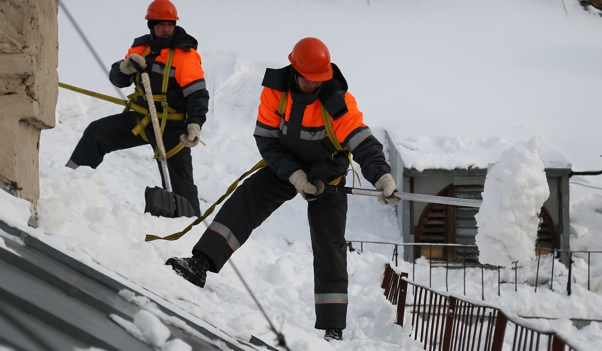 Курским работодателям рекомендуют максимально усилить меры безопасности при очистке крыш от снега и наледи