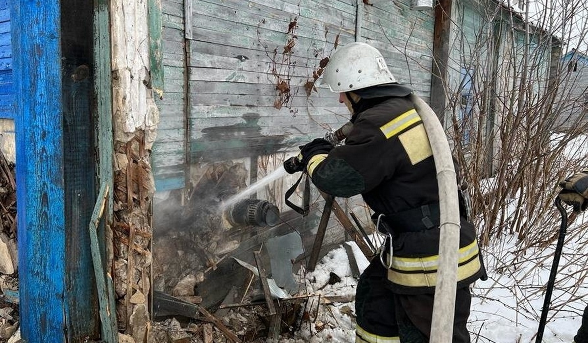 В Курской области 25 человек тушили пожар в деревянном строении