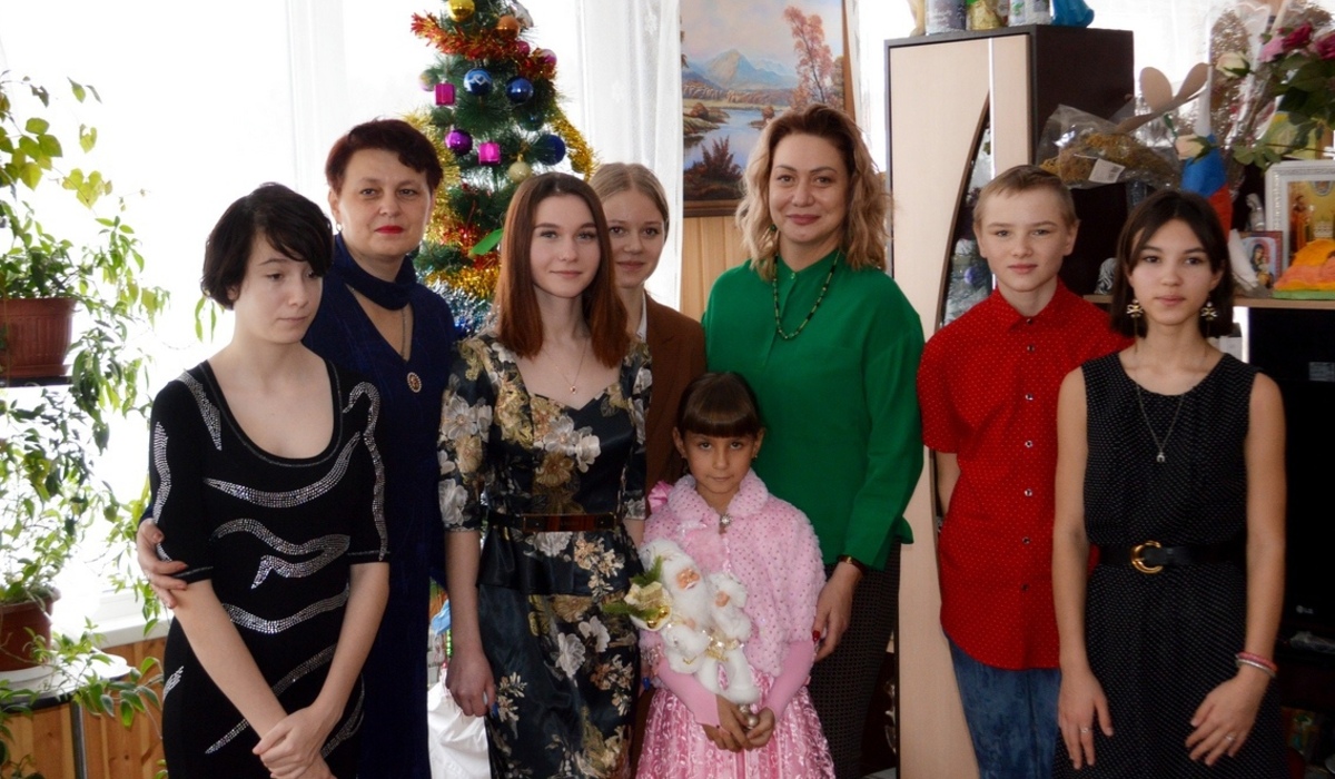 Заместитель губернатора Ольга Родионова привезла подарки курской многодетной семье