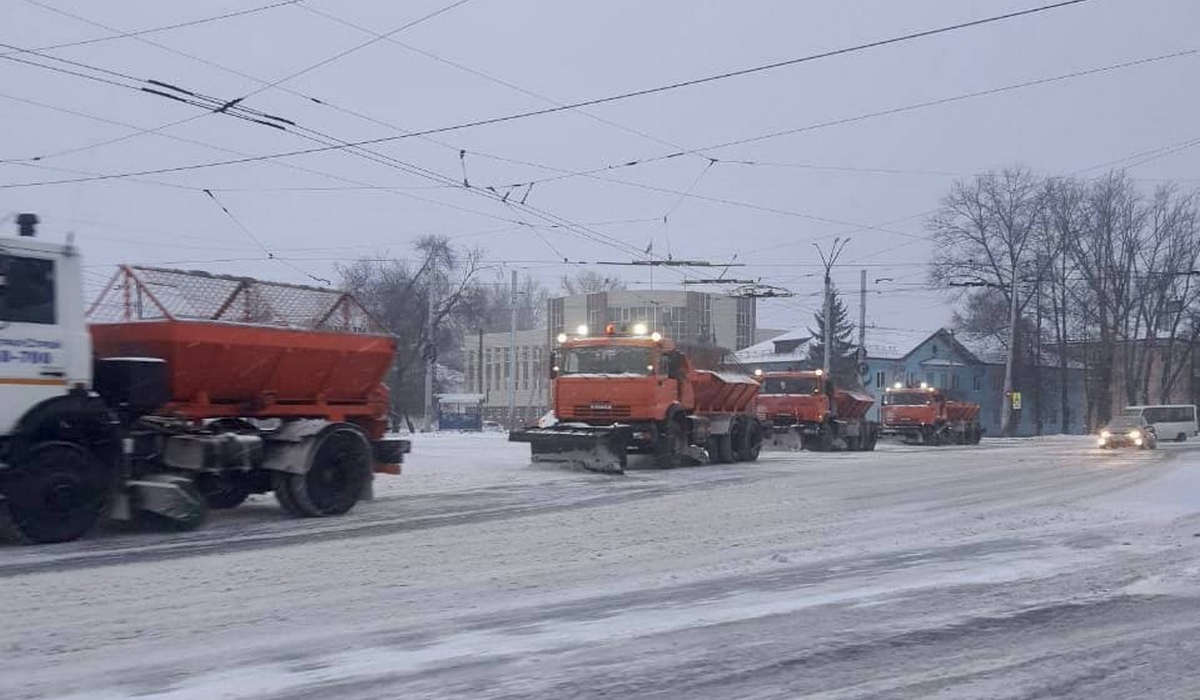 В Курске ночью к уборке снега было привлечено 57 единиц техники