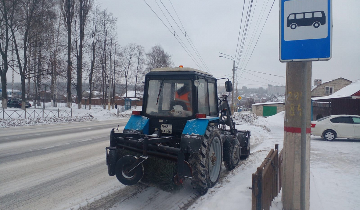 В Курской области дороги от снега чистят более 160 машин