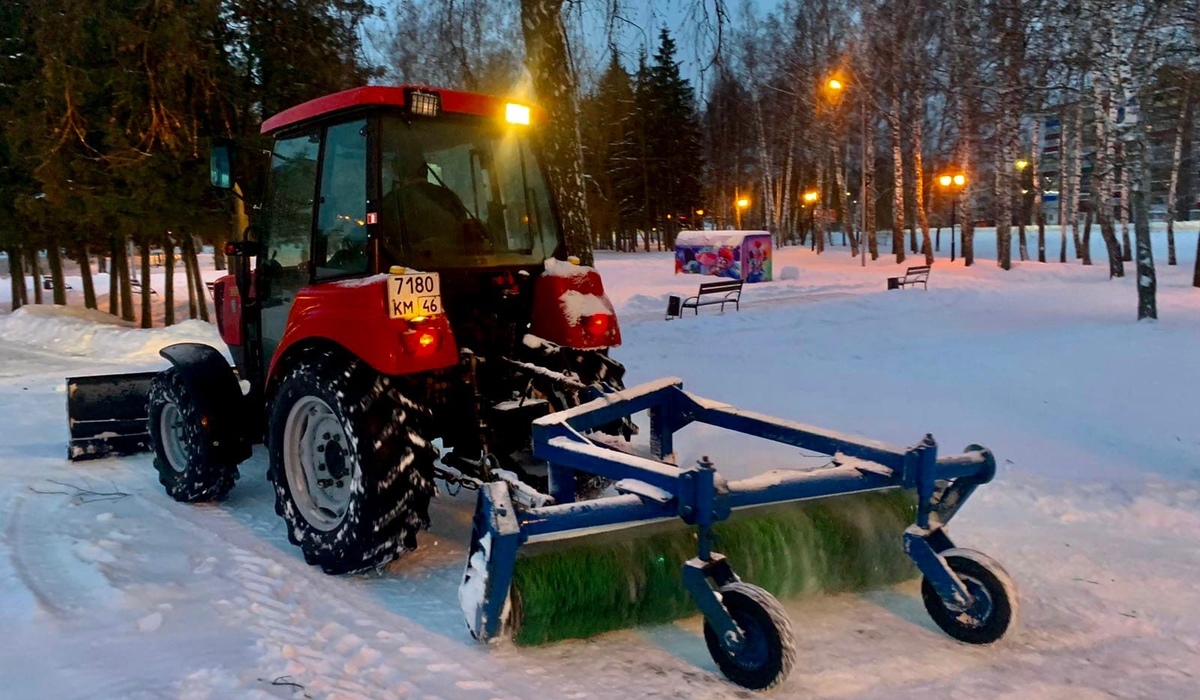 На дорогах Курска ночью работали 53 снегоуборочные машины