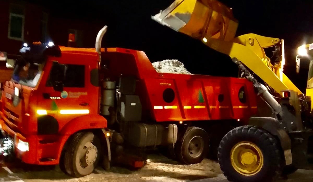 В Курске на уборке снега задействовано 50 единиц техники и 79 рабочих
