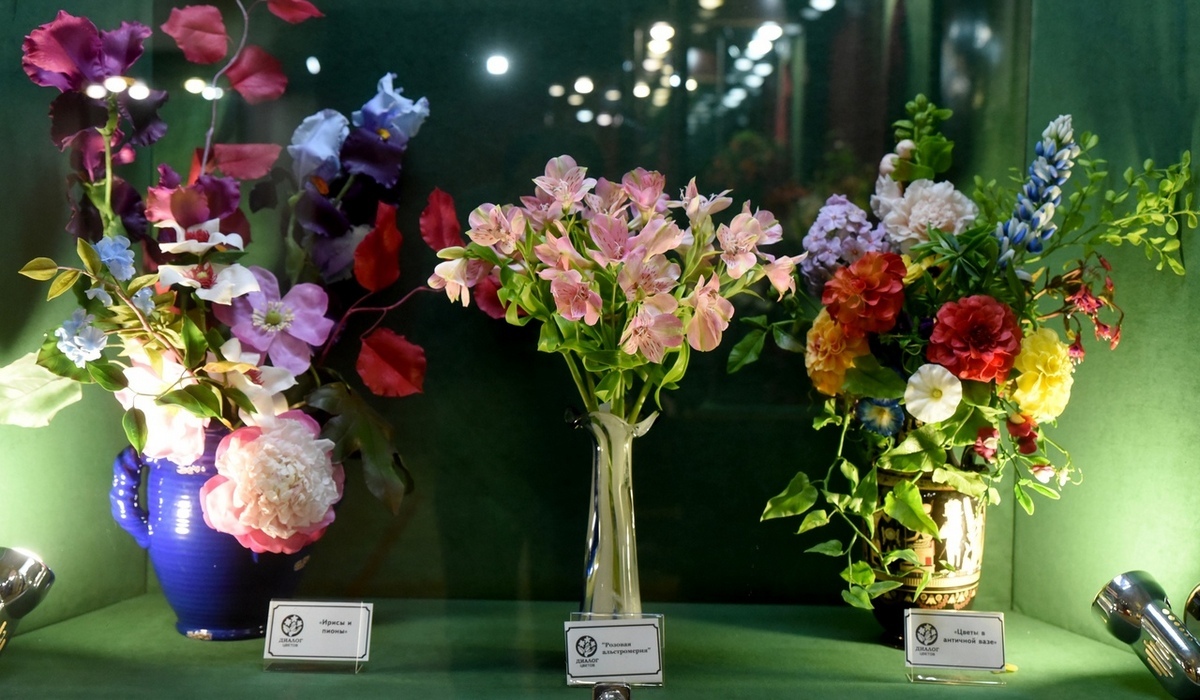 В Курском краеведческом музее открылась уникальная выставка «Диалог цветов»