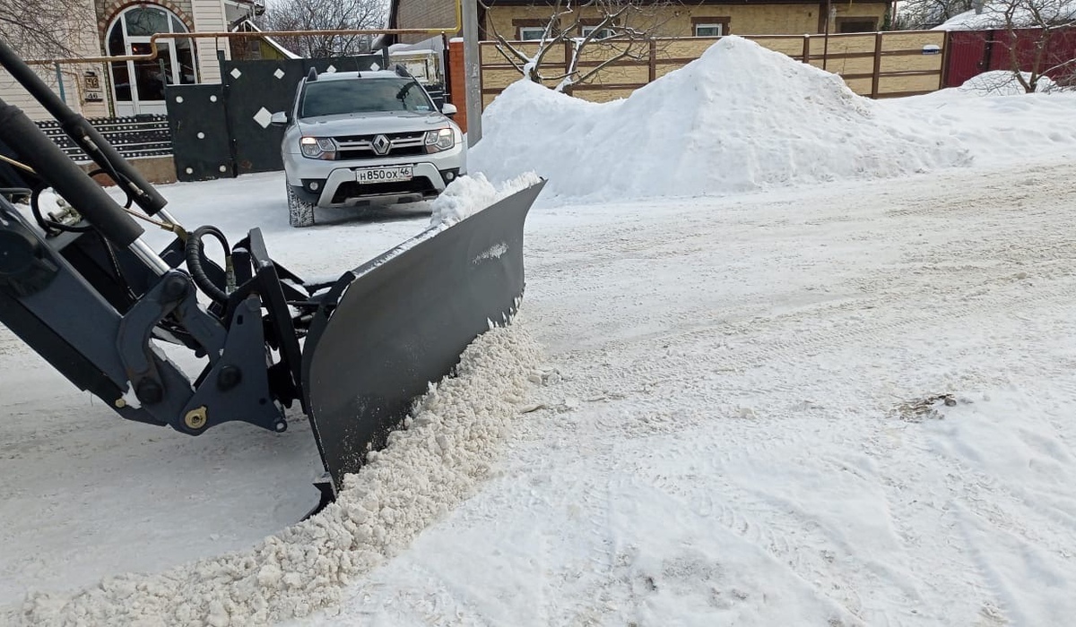 В Курске 62 машины ночью очищали дороги и тротуары от снега