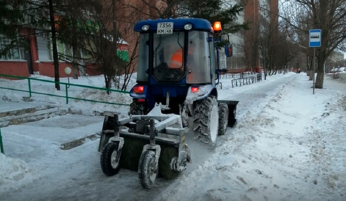 На дорогах Курской области работают 114 снегоуборочных машин