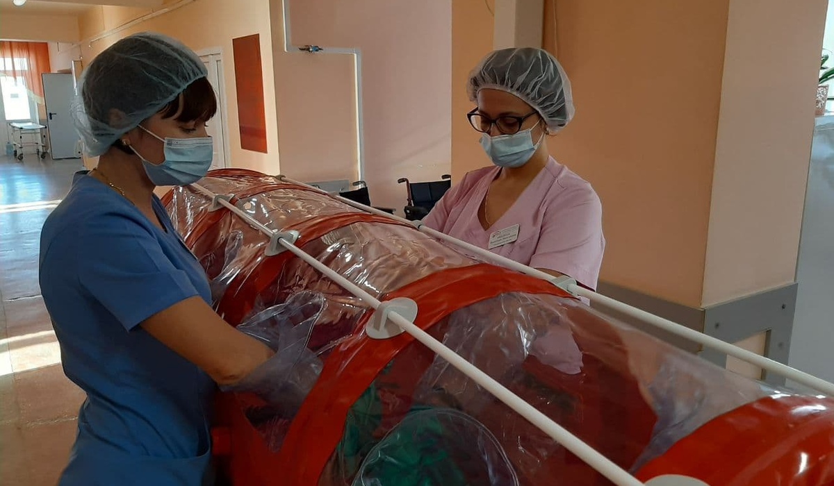 В Курскую областную больницу доставили 6 боксов для перевозки пациентов с опасными инфекциями