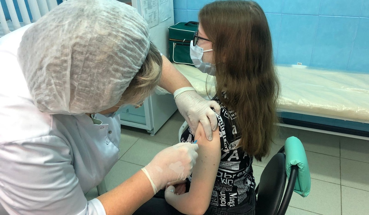 В Курской области от коронавируса привили 346 подростков
