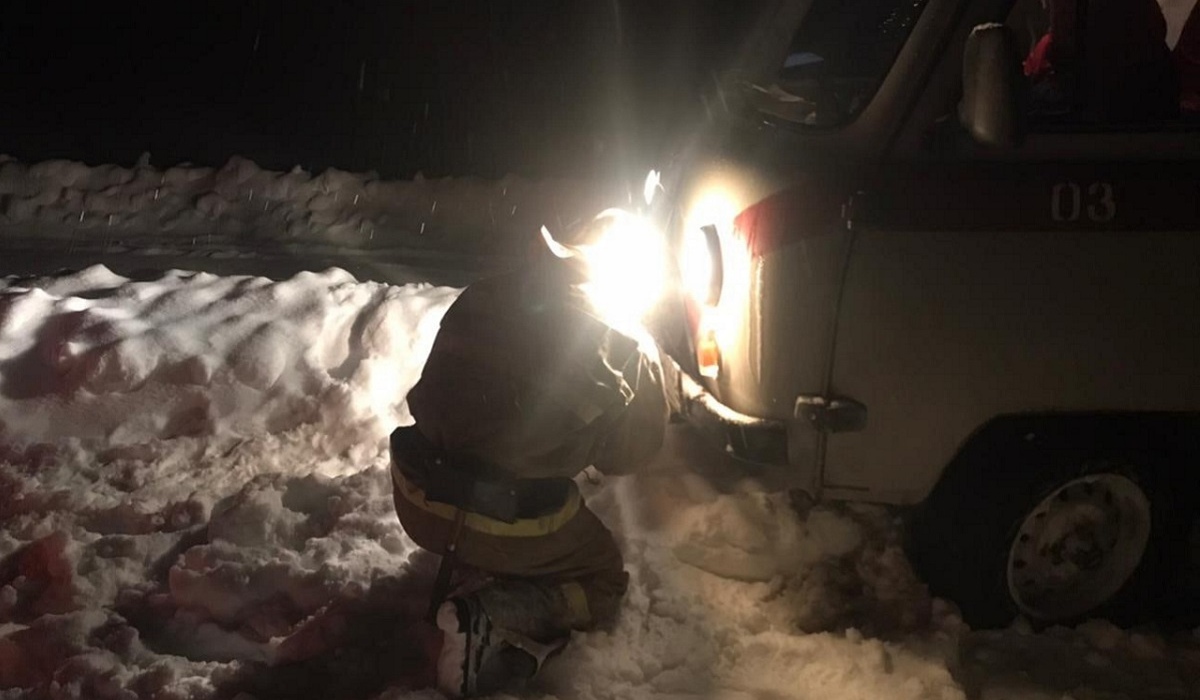 Пожарные Курской области помогли скорой выбраться из снега