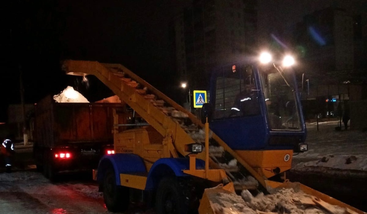 Ночью на улицах Курска снег убирали 59 машин