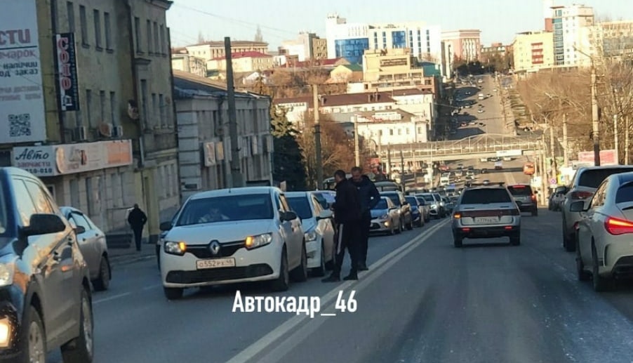 В Курске на улице Дзержинского дорожная авария парализовала движение транспорта