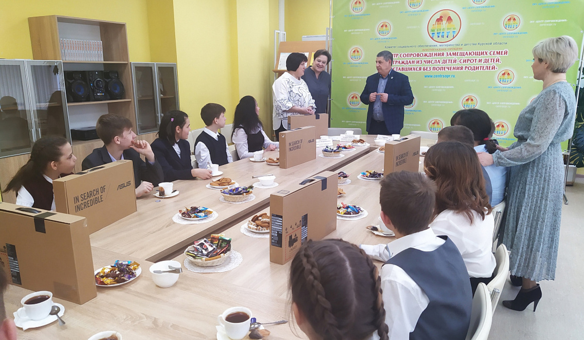 В Курске школьникам из ДНР подарили ноутбуки