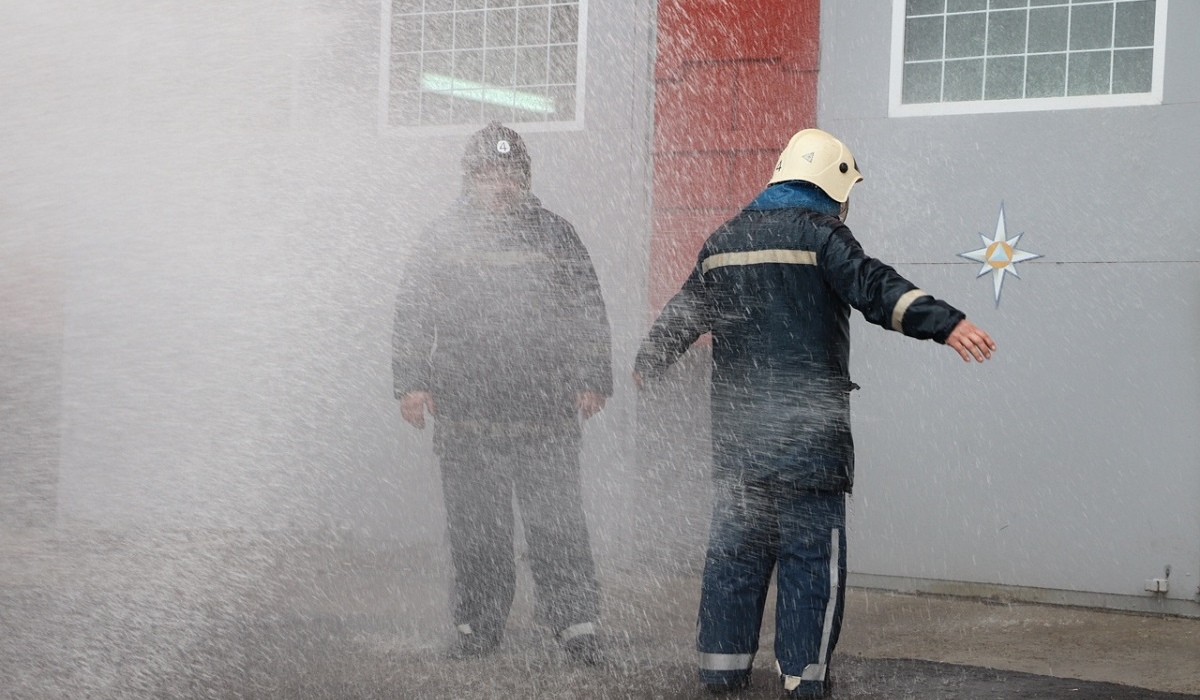 В Курске пожарных проводили на пенсию, окатив водой из брандспойта