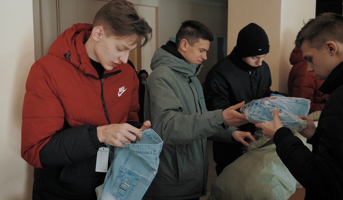 В Курске детям-беженцам из Донбасса передал гуманитарную помощь санкт-петербургский фонд