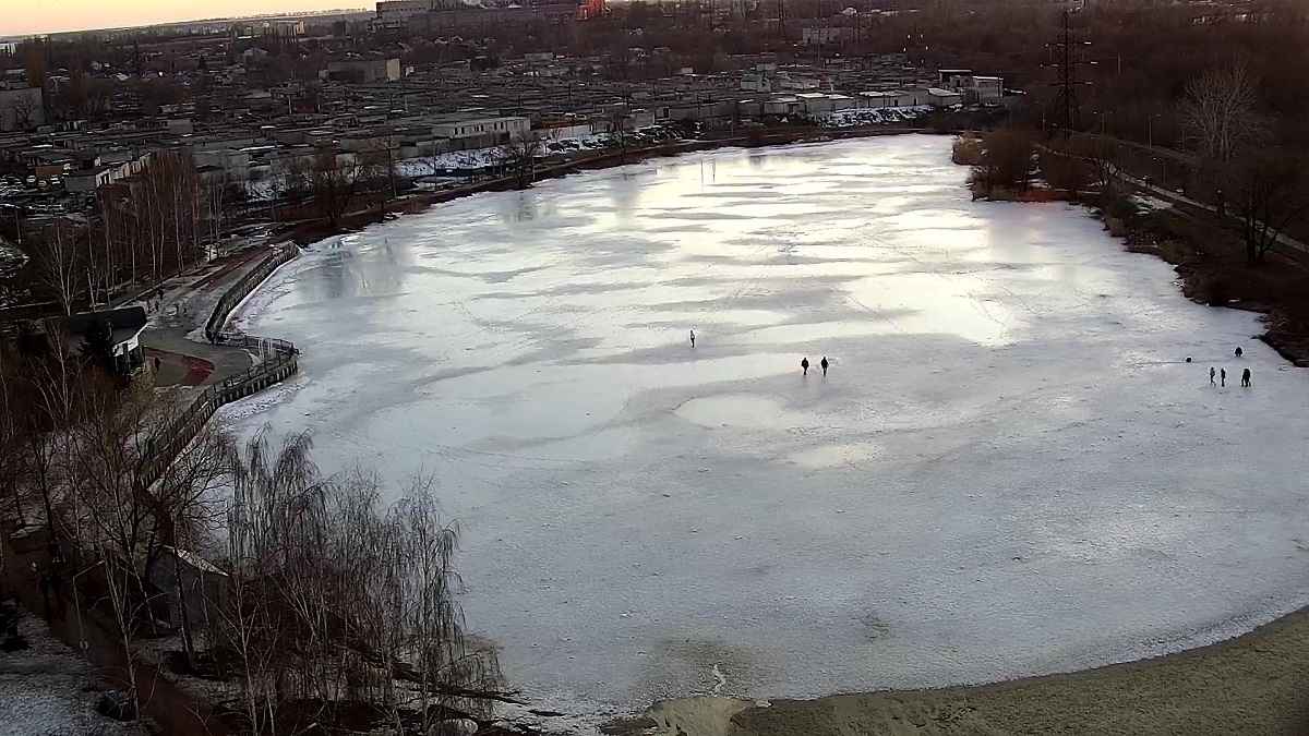 В Курске подростки играли в футбол на тонком льду, рискуя жизнью