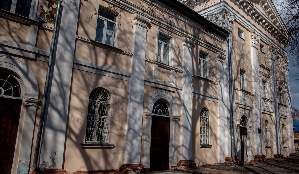 В Курске ремонтируют здание областного Дворца культуры