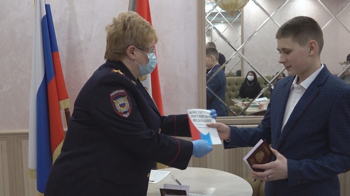 14-летнему подростку из ДНР вручили российский паспорт в Курске