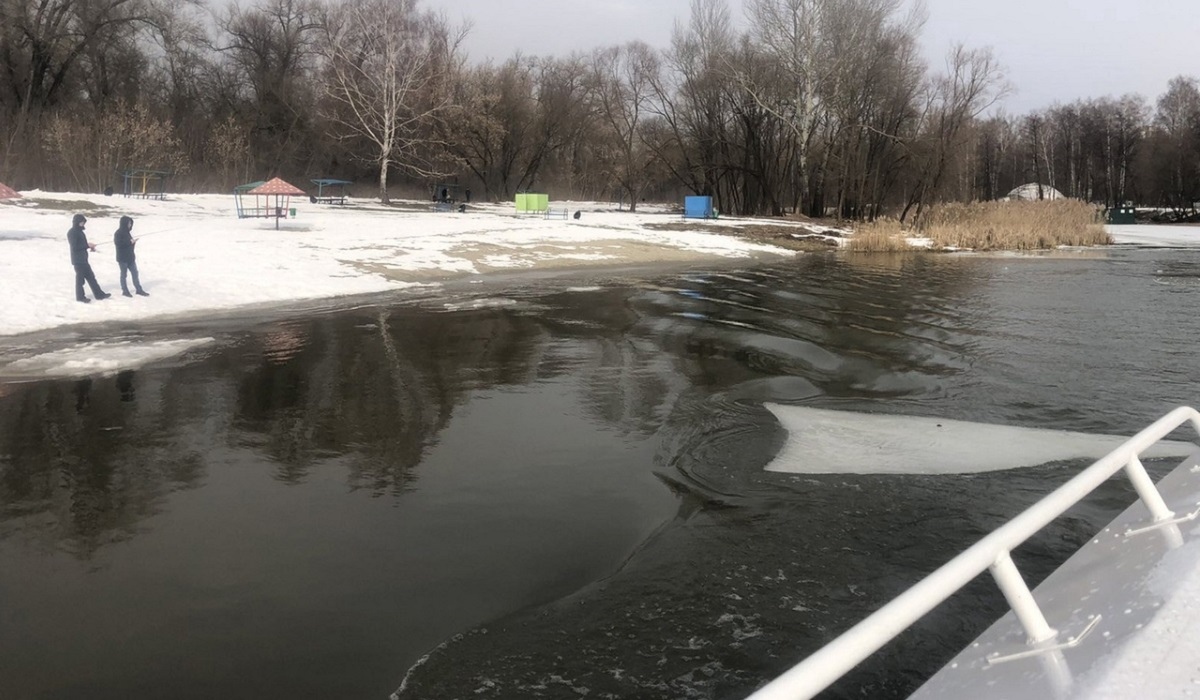 В Курске на реках дробят лёд