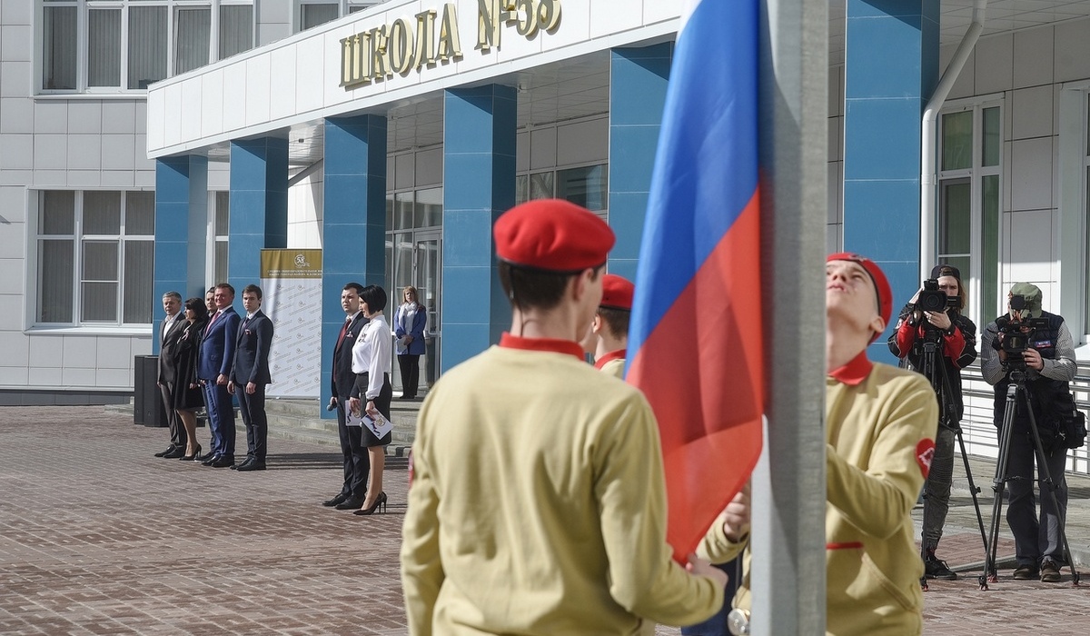 Роман Старовойт принял участие в поднятии флага в курской школе № 58