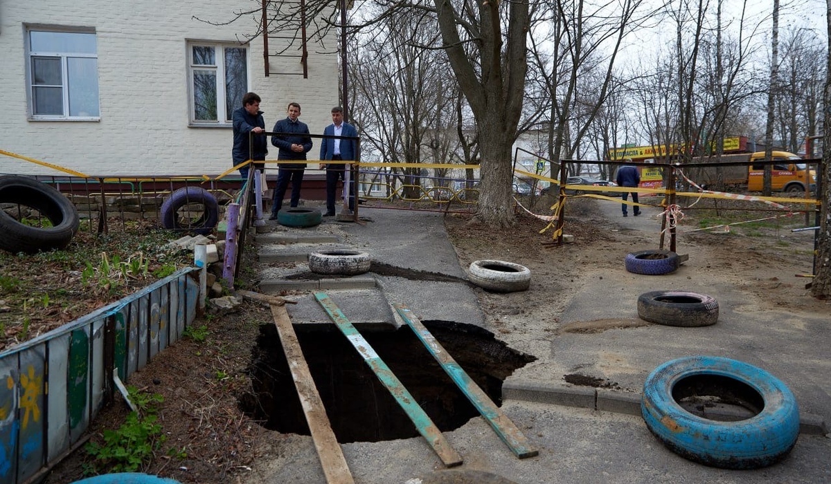 В Курске произошел порыв на канализационном коллекторе на улице Сумской