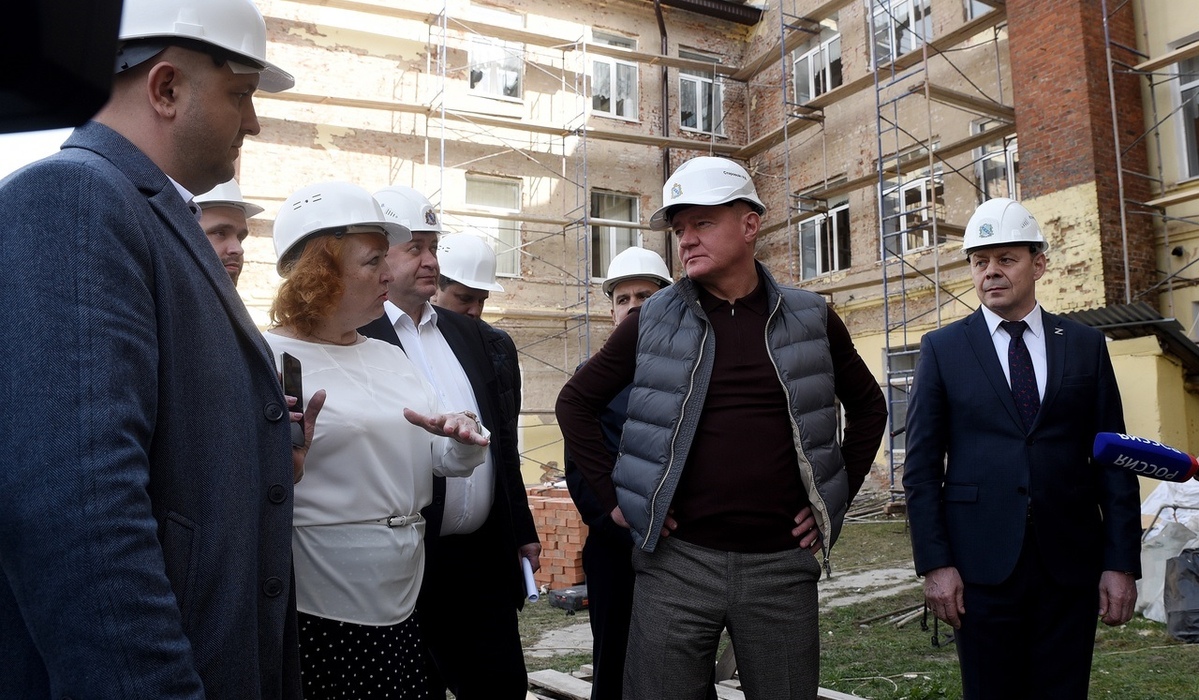 Роман Старовойт проверил строительные работы в 3 школах Курска
