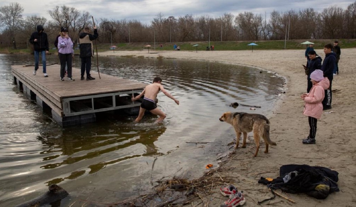 В Курске мужчина спас 4 подростков с дрейфующего по Ермошкину озеру понтону