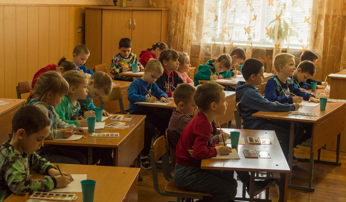Волонтеры из Санкт-Петербурга привезли в Курск сладости и игры для детей из ДНР