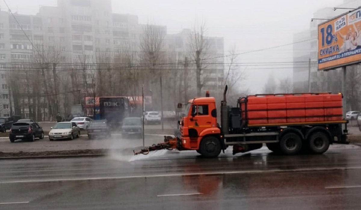 На дорогах Курской области убирают пыль и мусор