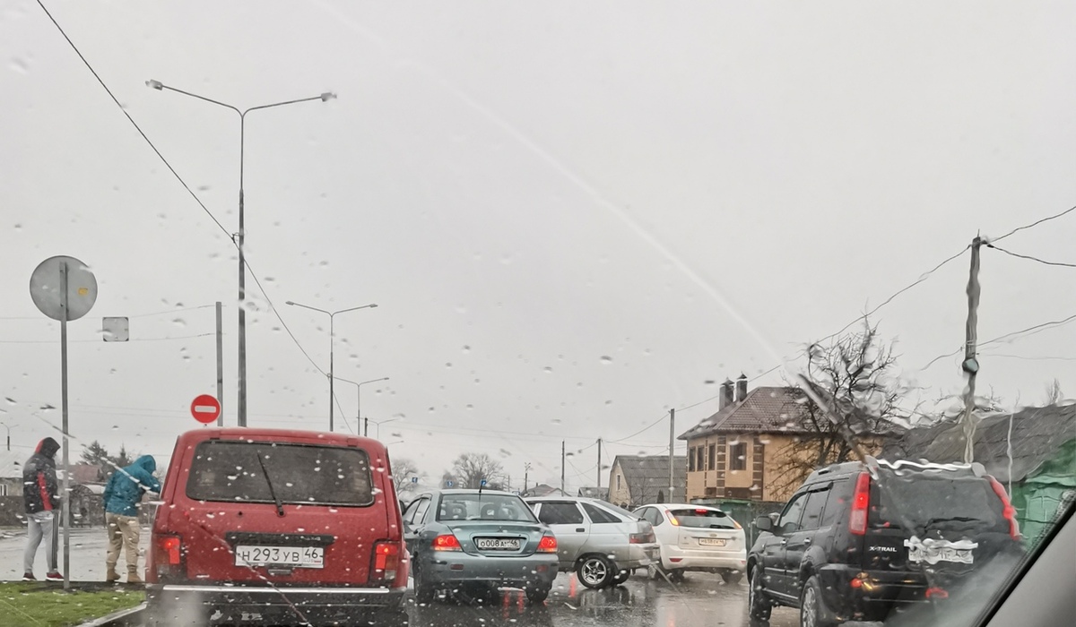В Курске из-за дорожной аварии на улице Бойцов 9-й дивизии было парализовано движение транспорта