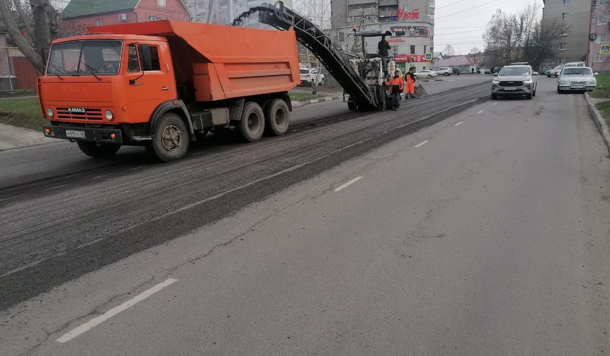 На улице Октябрьской в Курске приступили к фрезерованию дороги