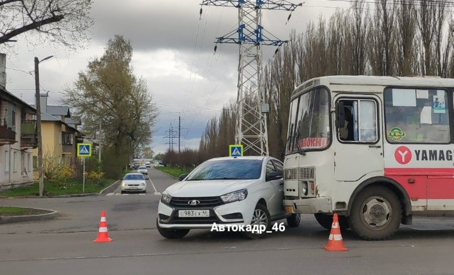 В Курске в дорожную аварию попала маршрутка