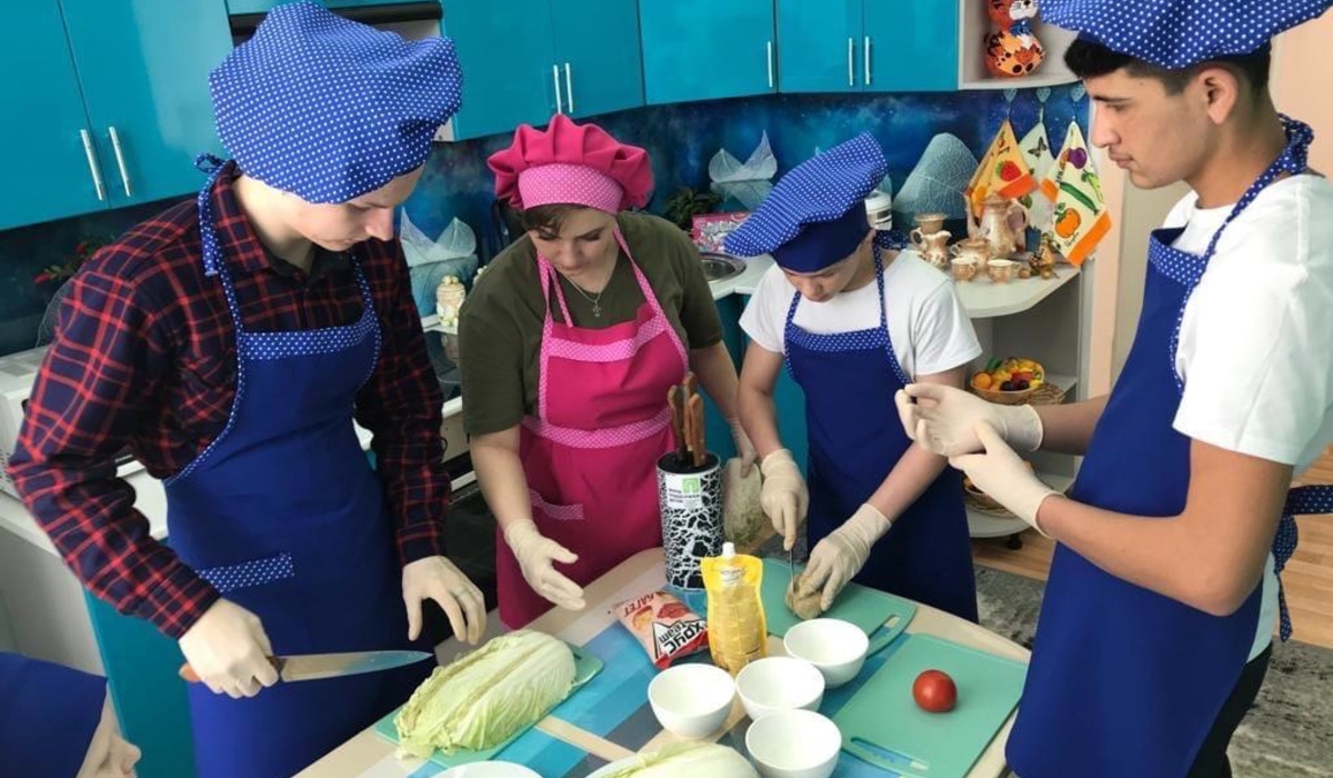 Детей, оставшихся без попечения родителей, в Курской области научили готовить
