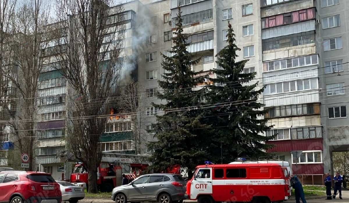 В Курске на проспекте Дружбы спасатели эвакуировали 18 человек из горящей многоэтажки