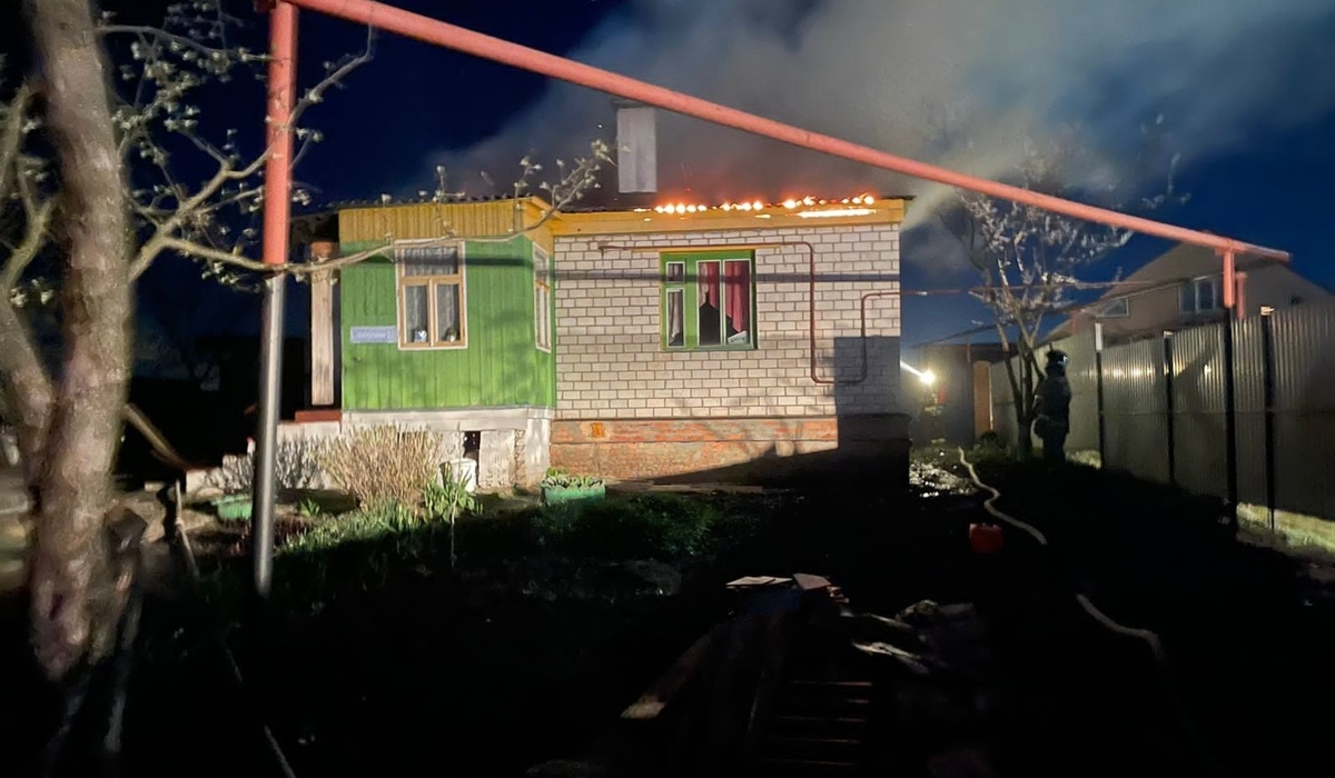 В деревне Кукуевка Курской области 26 человек тушили пожар в жилом доме