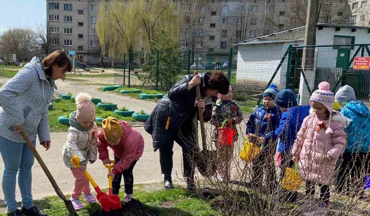 В Курске детсадовцы высадили аллею из декоративного кустарника