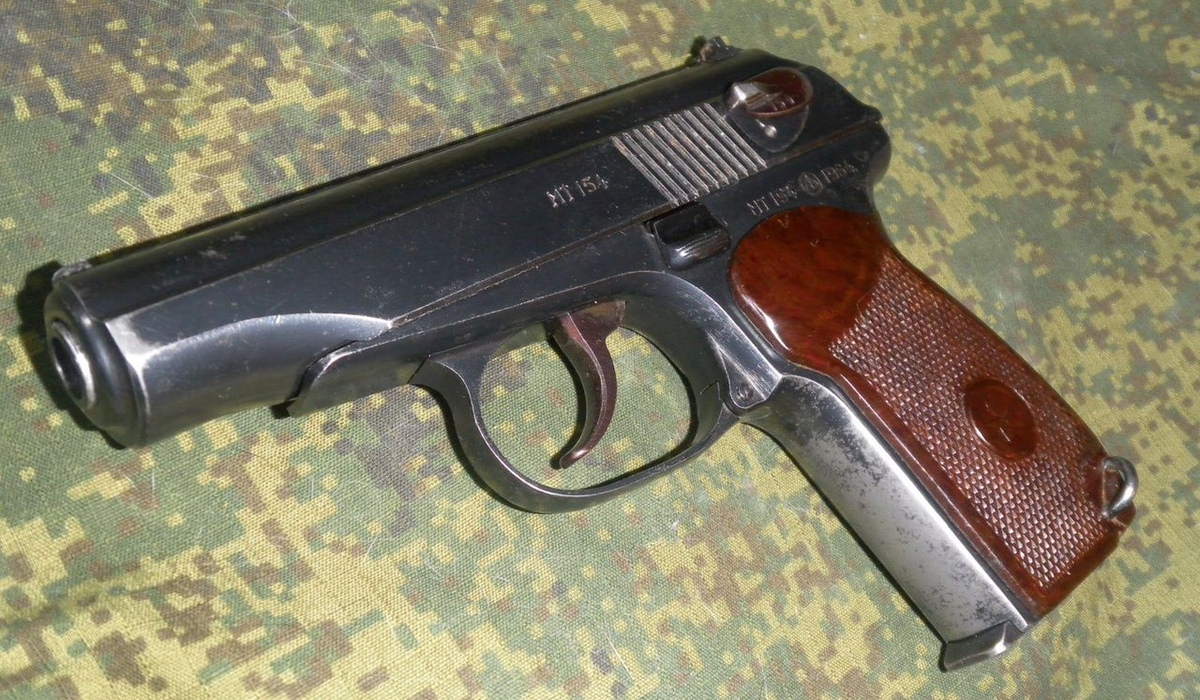 В Курске подросток ограбил ребёнка на детской площадке, угрожая пистолетом