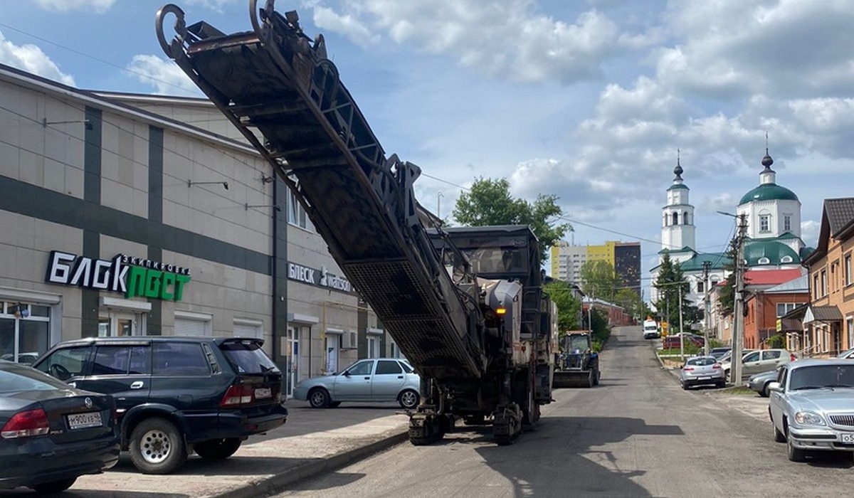 В Курске рабочие ремонтируют дорогу на улицах Гайдара и Менделеева