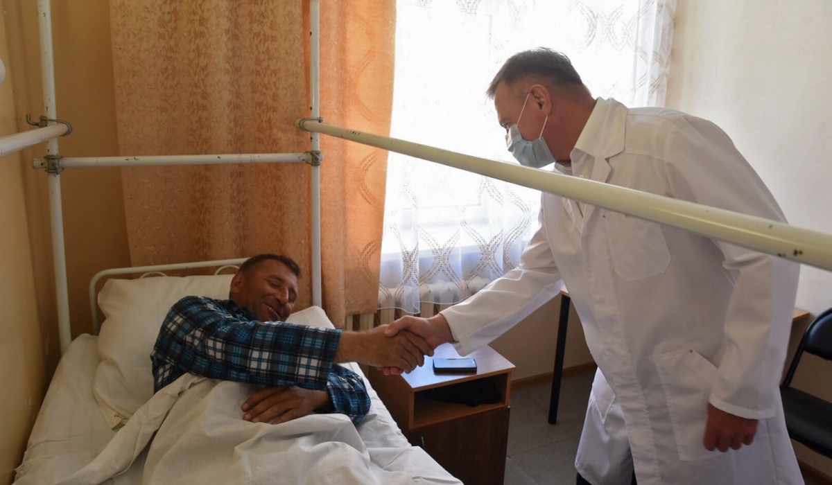 Роман Старовойт навестил в больнице пострадавшего при обстреле в поселке Теткино