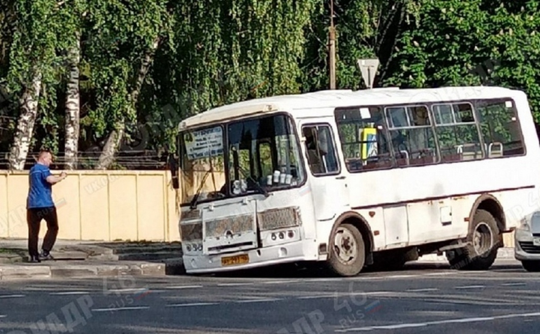 В Курске маршрутный автобус провалился в яму на асфальте