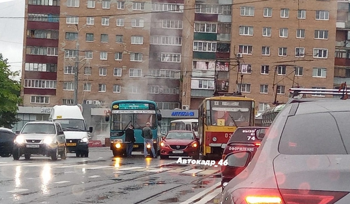 В центре Курска легковушка столкнулась с трамваем и автобусом