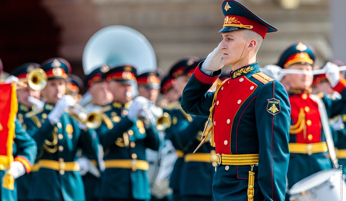 Военный парад в Москве открывал правнук курского ветерана