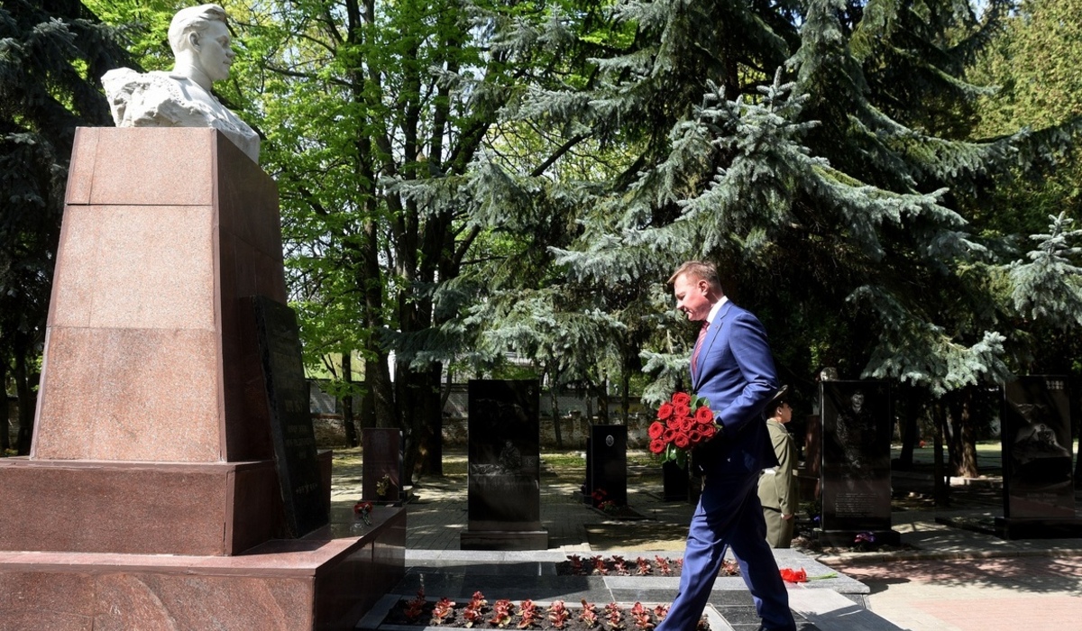 В Курске на Мемориале «Памяти павших» возложили цветы и венки
