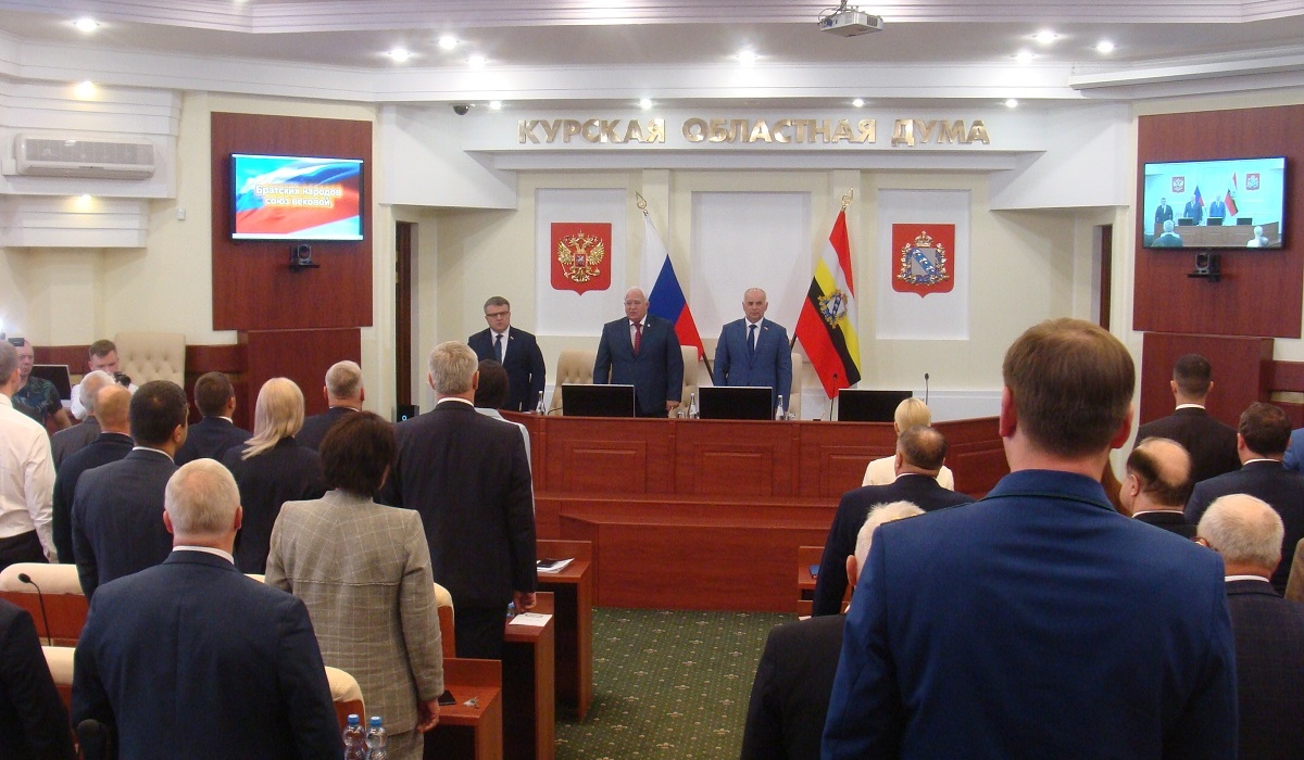 Курские парламентарии предложили увеличить минимальный оклад учителям до 26 тысяч рублей