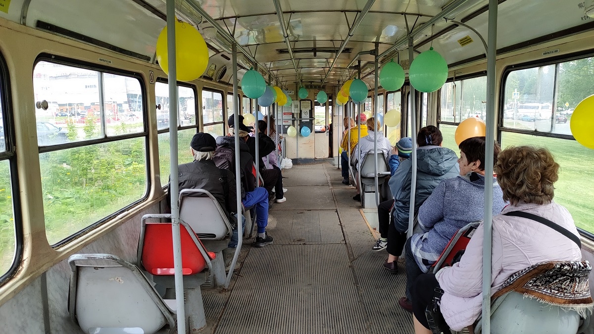 По Курску проехал необычный трамвай-«тройка»