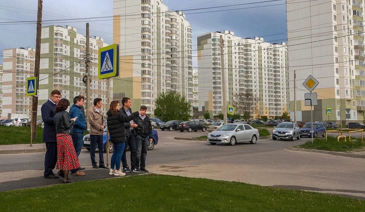 Мэр Курска посетил площадь перед ТЦ «Куряночка» и проспект Вячеслава Клыкова