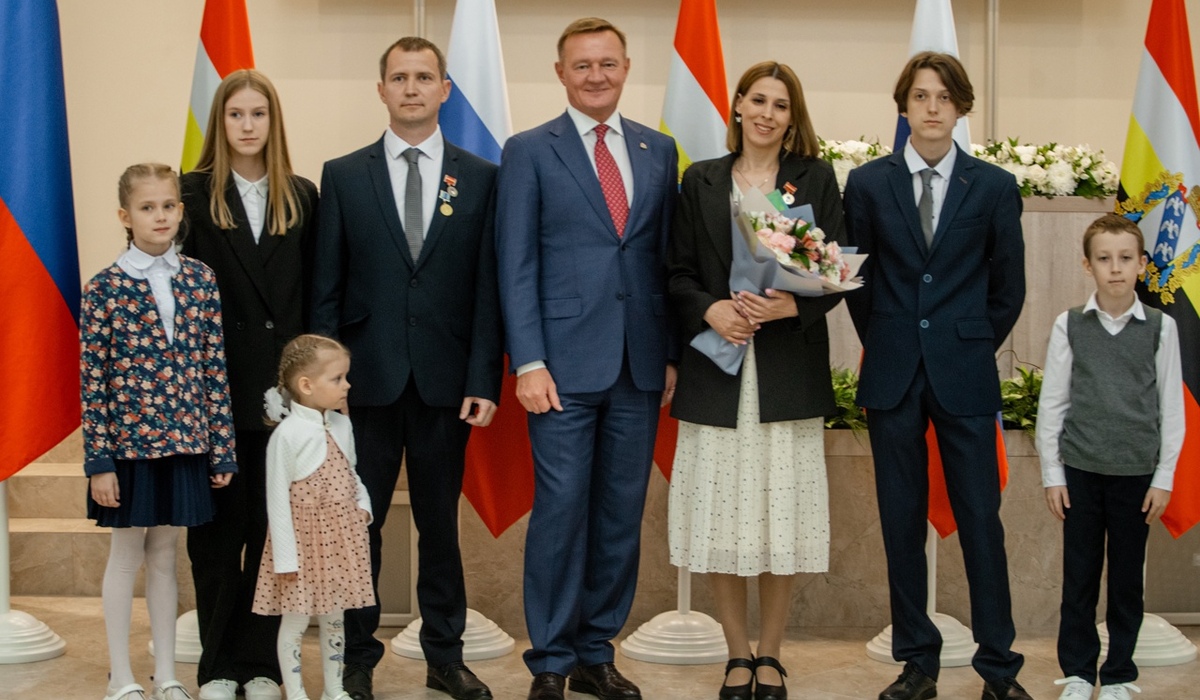 Курская многодетная семья получила нагрудный знак за заслуги в воспитании детей