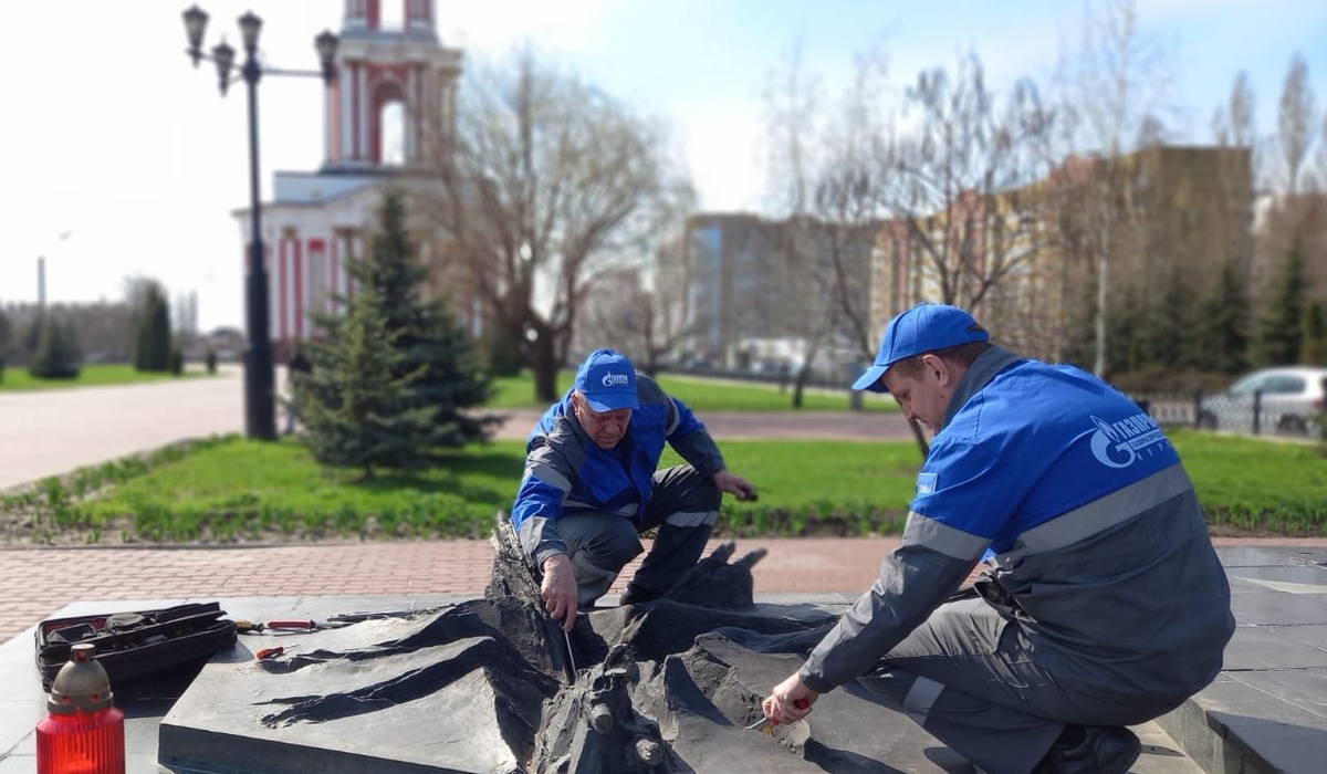 В Курской области специалисты провели техническое обслуживание 30 мемориалов с Вечным огнем