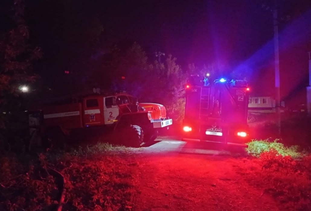 В Курске почти 40 человек тушили пожар в двухэтажном доме