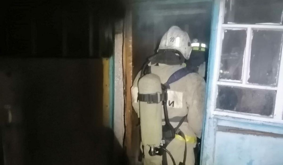 В Курской области 18 человек тушили возгорание в доме