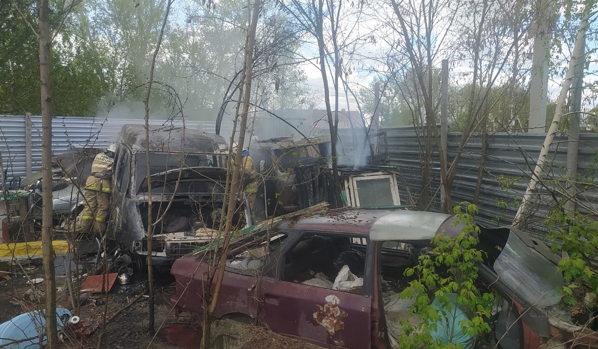 На восточной окраине Курска сгорели три автомобиля